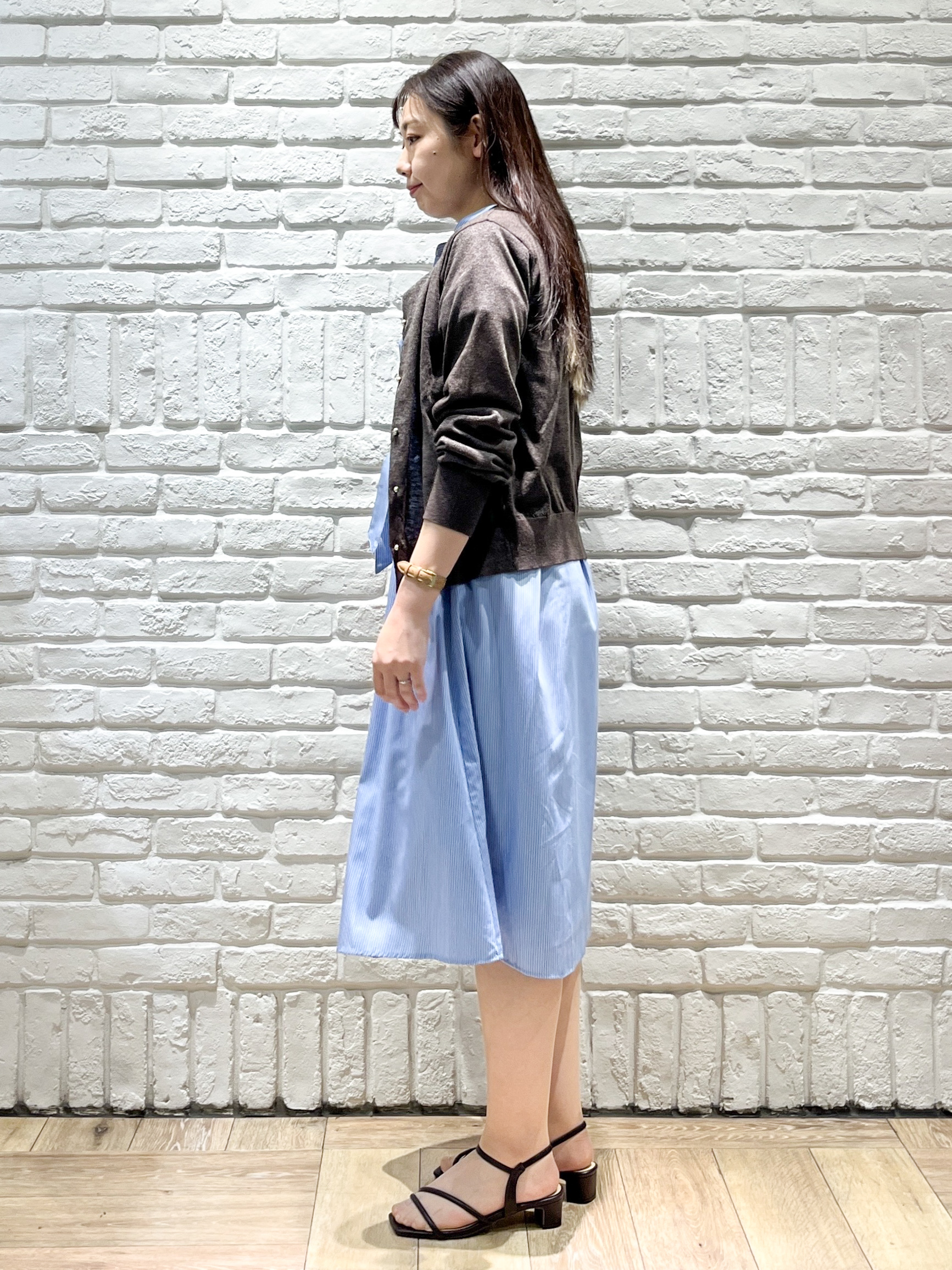 erinaさんの「index｜ビジューボタンシアーカーディガン【抗ピリング／洗濯機OK】」を使ったコーディネート