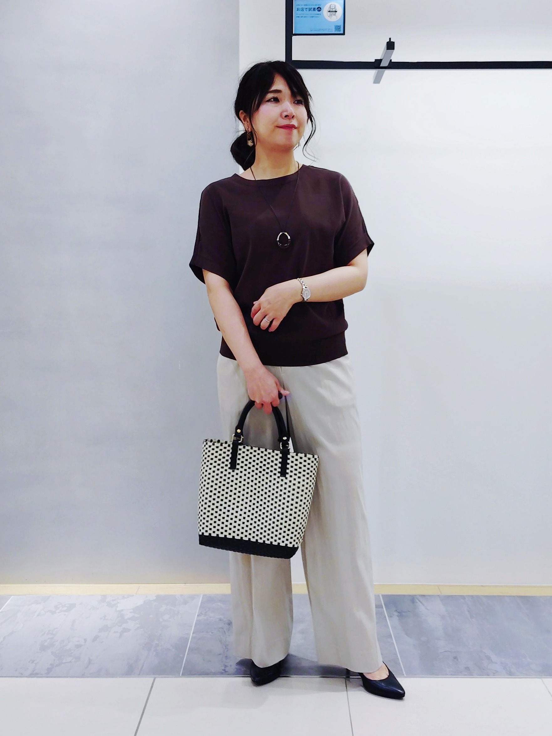 TOMOMIさんの「INDIVI｜【長さ調整自由】マーブルバイカラー ロングネックレス」を使ったコーディネート