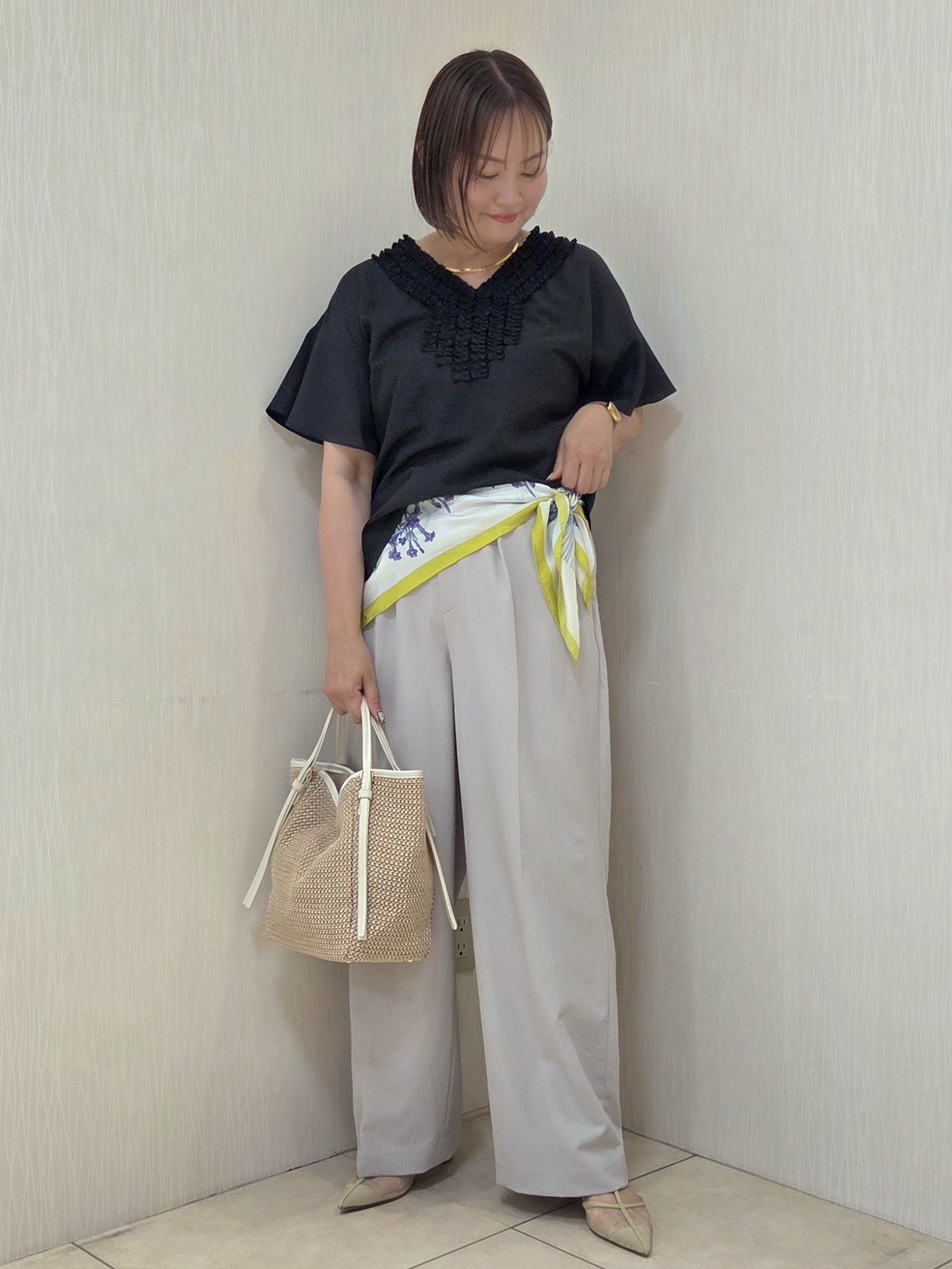 naokoさんの「UNTITLED｜【接触冷感/通気性/洗える】Vネックフリルブラウス」を使ったコーディネート