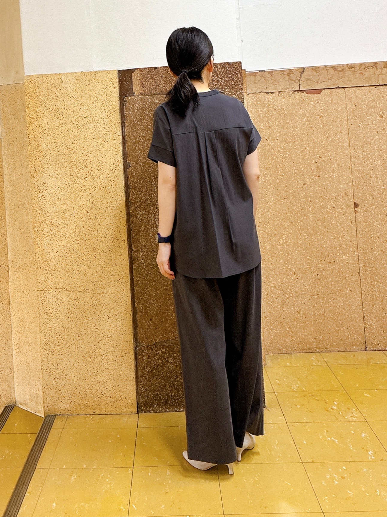 hattoriさんの「INDIVI｜【褒められパンツ／洗える／ウエストゴム】ワイドタックパンツ」を使ったコーディネート