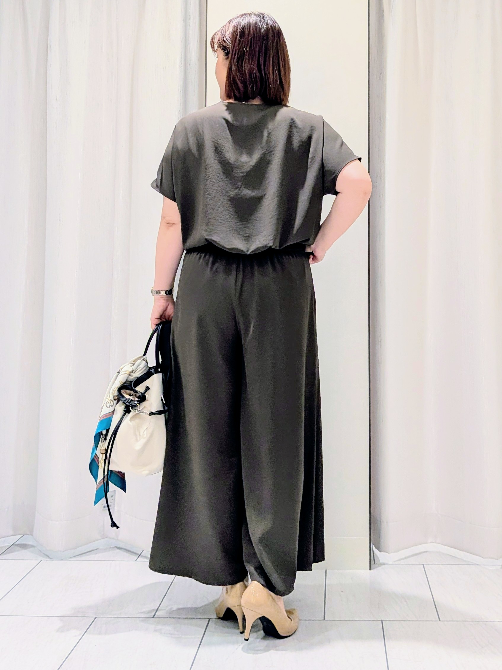 Onumaさんの「UNTITLED｜【UV/接触冷感/セットアップ可】リラクシーキーVネックブラウス」を使ったコーディネート