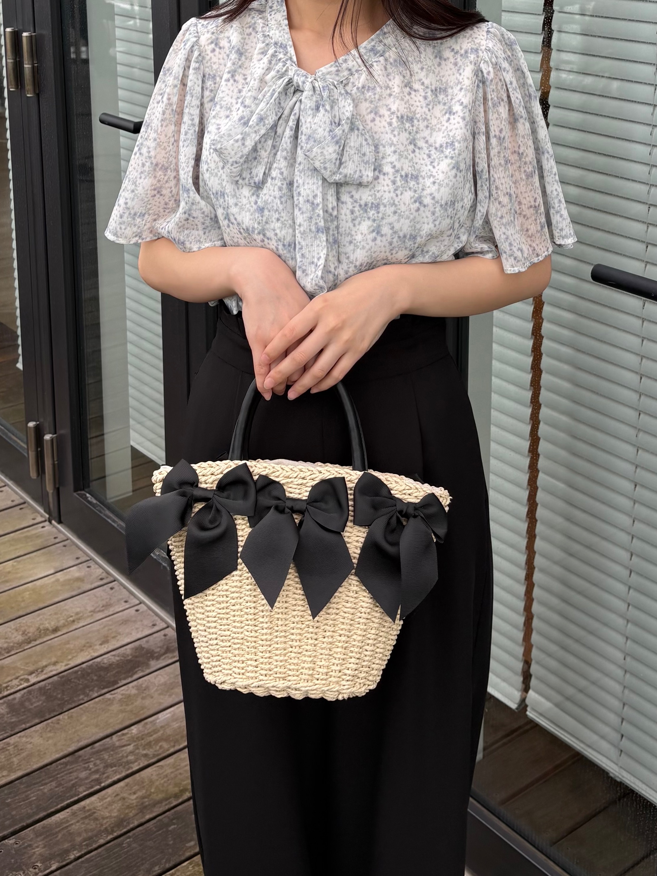 AOIさんの「Couture brooch｜【洗える】リボンボウタイ 小花柄ブラウス」を使ったコーディネート