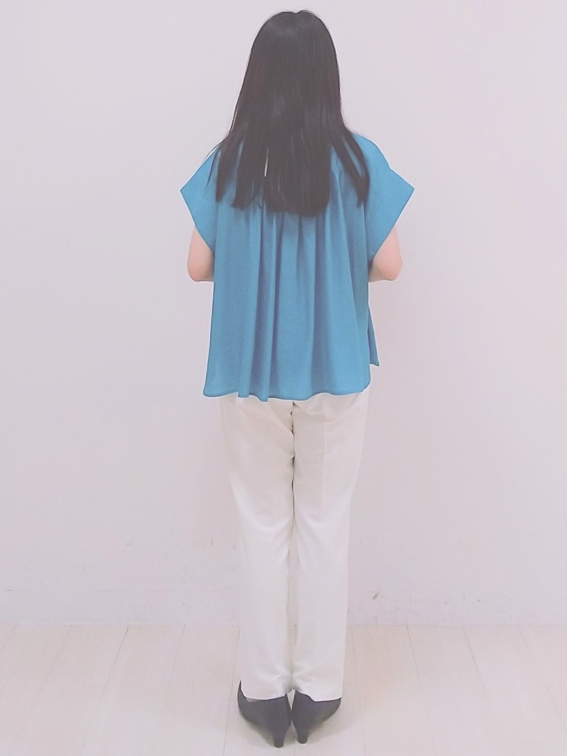 SANAさんの「Reflect｜オフボディVネックニットカーディガン」を使ったコーディネート