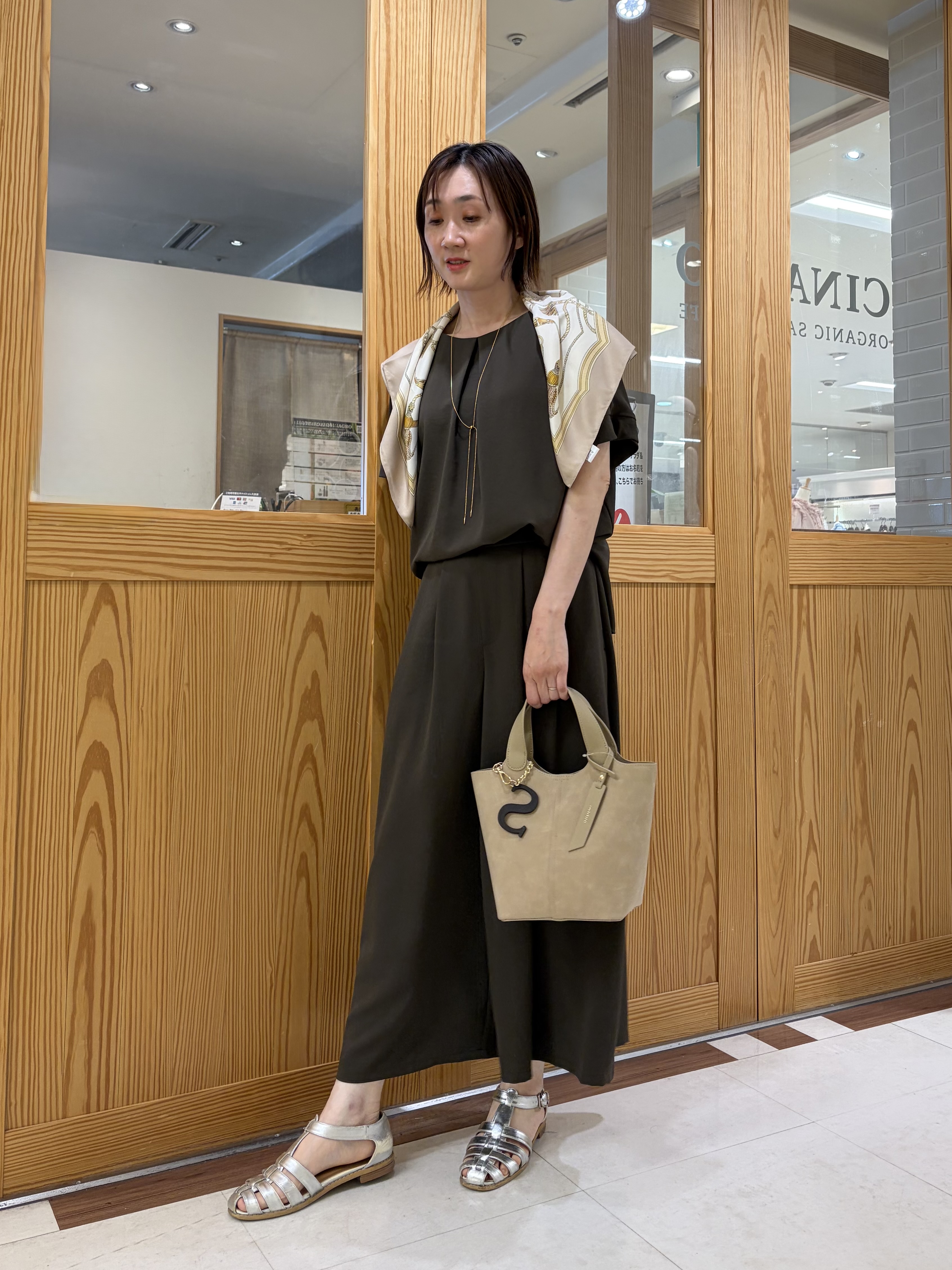 ゆうさんの「UNTITLED｜【前後2WAY/はっ水/セットアップ可】リラクシーフレンチスリーブブラウス」を使ったコーディネート