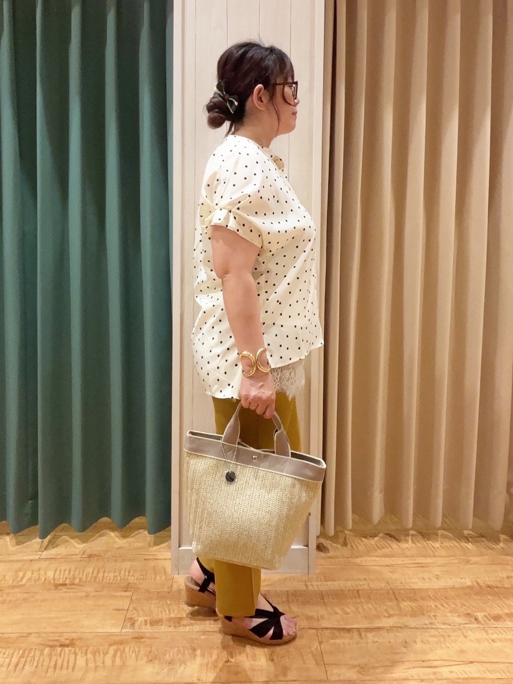 タガさんの「SHOO･LA･RUE｜【洗濯機可／洗濯後しわになりにくい】大人の甘さをプラスする ドット柄袖タックブラウス」を使ったコーディネート