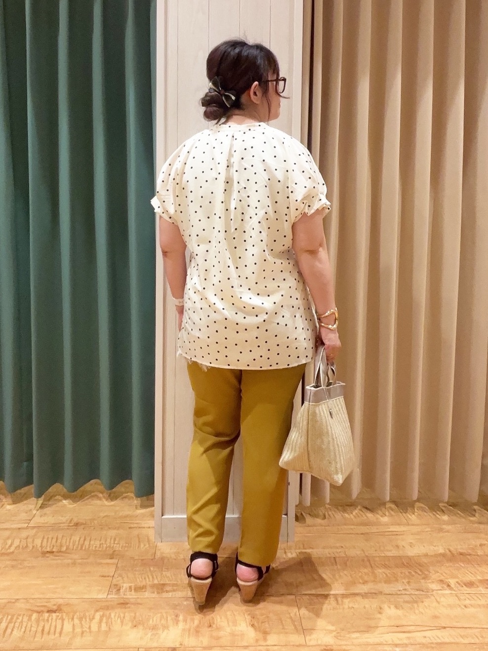 タガさんの「SHOO･LA･RUE｜【洗濯機可／洗濯後しわになりにくい】大人の甘さをプラスする ドット柄袖タックブラウス」を使ったコーディネート