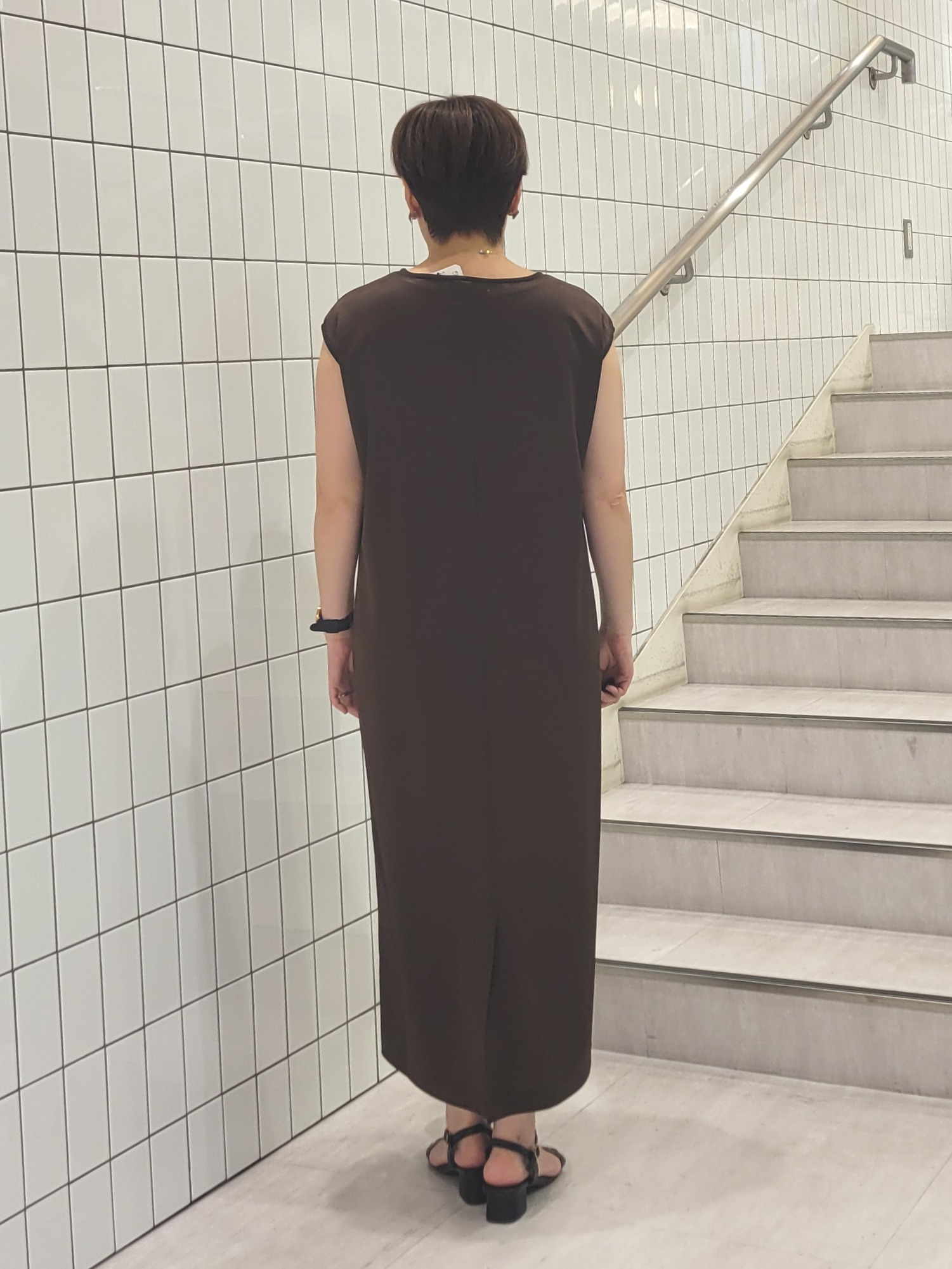 tomoさんの「COUP DE CHANCE｜【手洗い可／セットアップ可】ノースリーブロングワンピース」を使ったコーディネート