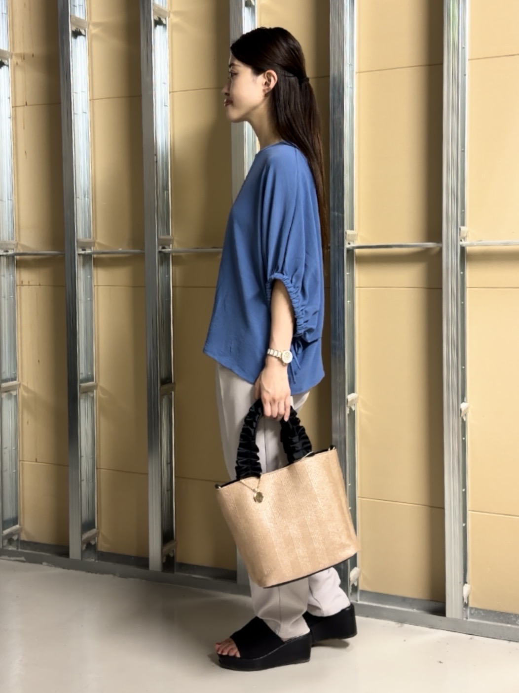 sahoさんの「THE SHOP TK｜【ひんやり/防しわ/UV/吸水速乾】袖ドロストドルマントップス」を使ったコーディネート