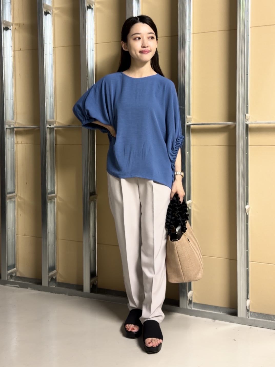 sahoさんの「THE SHOP TK｜【ひんやり/防しわ/UV/吸水速乾】袖ドロストドルマントップス」を使ったコーディネート
