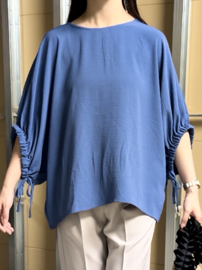 sahoさんの「THE SHOP TK｜【ひんやり/防しわ/UV/吸水速乾】袖ドロストドルマントップス」を使ったコーディネート