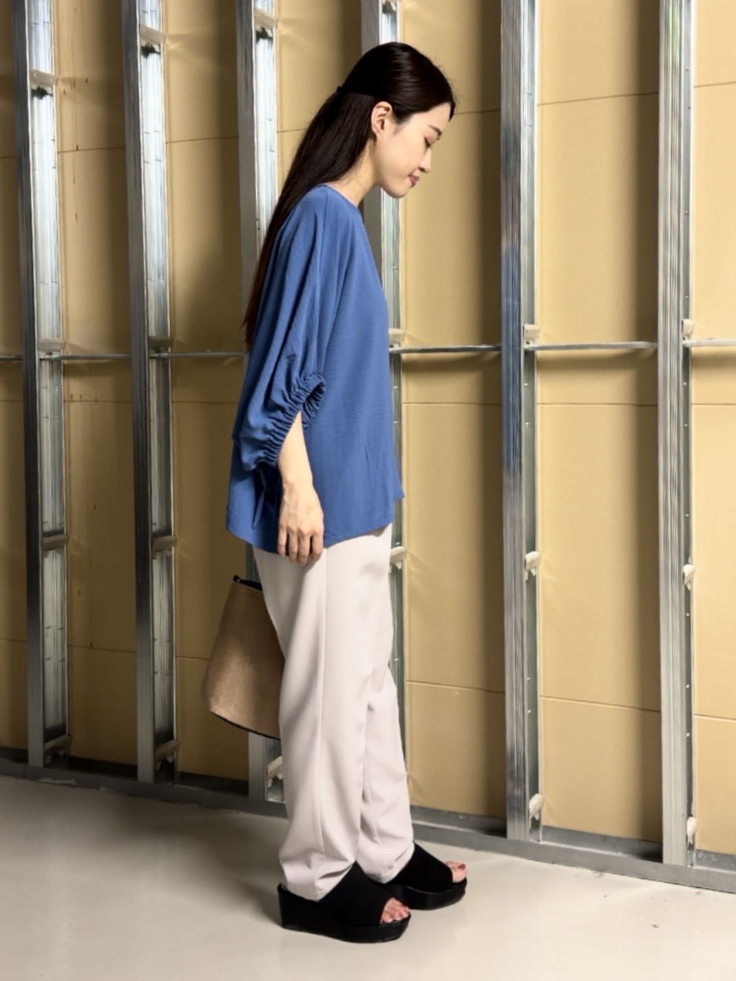sahoさんの「THE SHOP TK｜【ひんやり/防しわ/UV/吸水速乾】袖ドロストドルマントップス」を使ったコーディネート