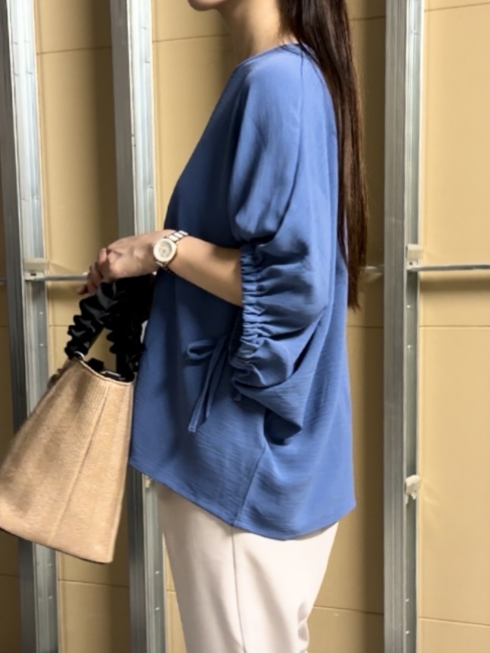 sahoさんの「THE SHOP TK｜【ひんやり/防しわ/UV/吸水速乾】袖ドロストドルマントップス」を使ったコーディネート