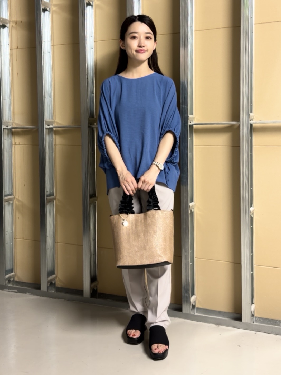 sahoさんの「THE SHOP TK｜【ひんやり/防しわ/UV/吸水速乾】袖ドロストドルマントップス」を使ったコーディネート