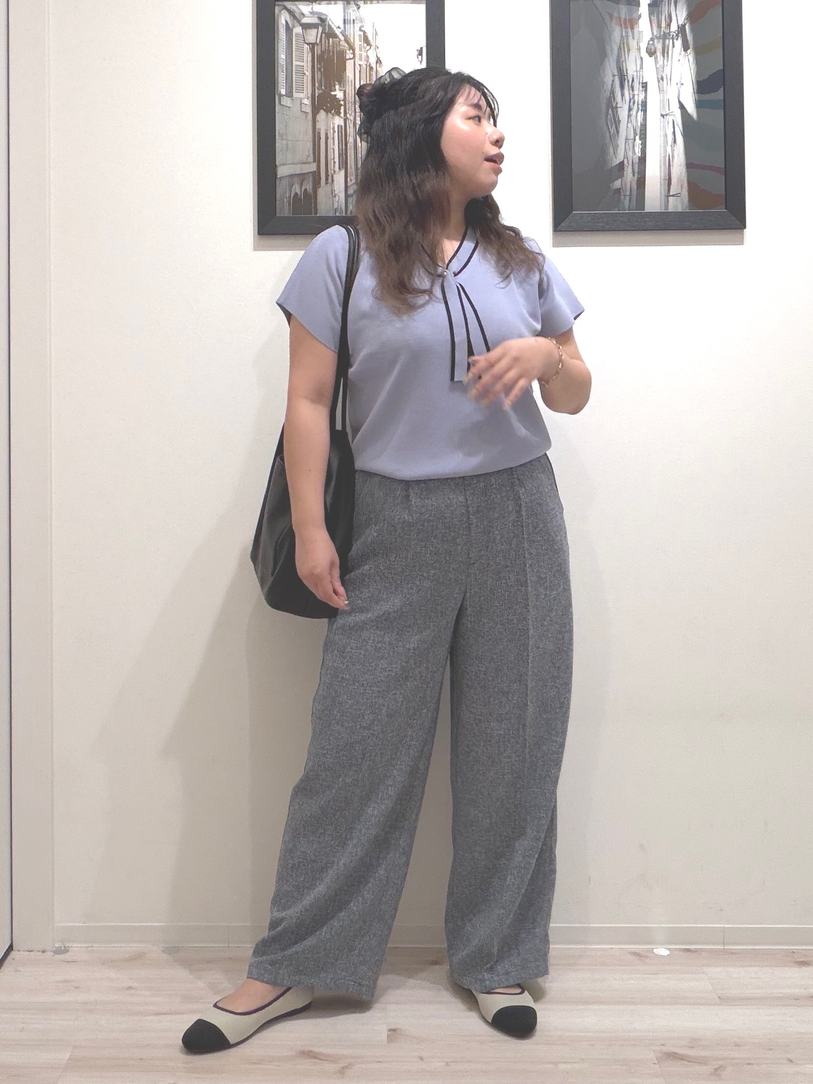 まちゃんなちゃんさんの「SHOO･LA･RUE｜【毎日洗える/ひんやり/UV/S-LL】 毛玉になりにくい配色ボウタイ半袖ニット」を使ったコーディネート