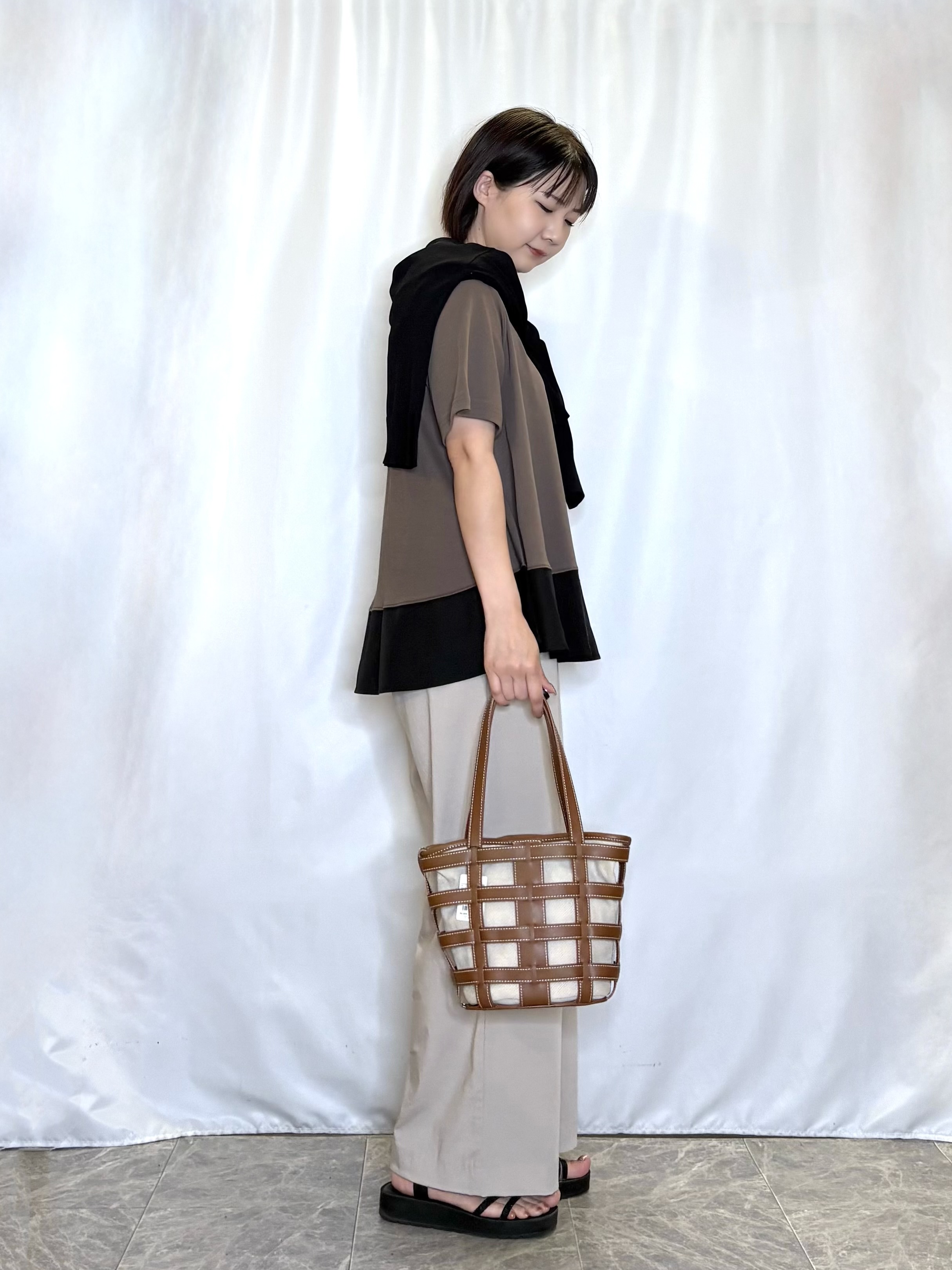 ネリさんの「SHOO･LA･RUE｜【洗濯機可/ひんやり/UV】さらっとしたタッチが心地よい ショート丈 Vネックカーディガン」を使ったコーディネート
