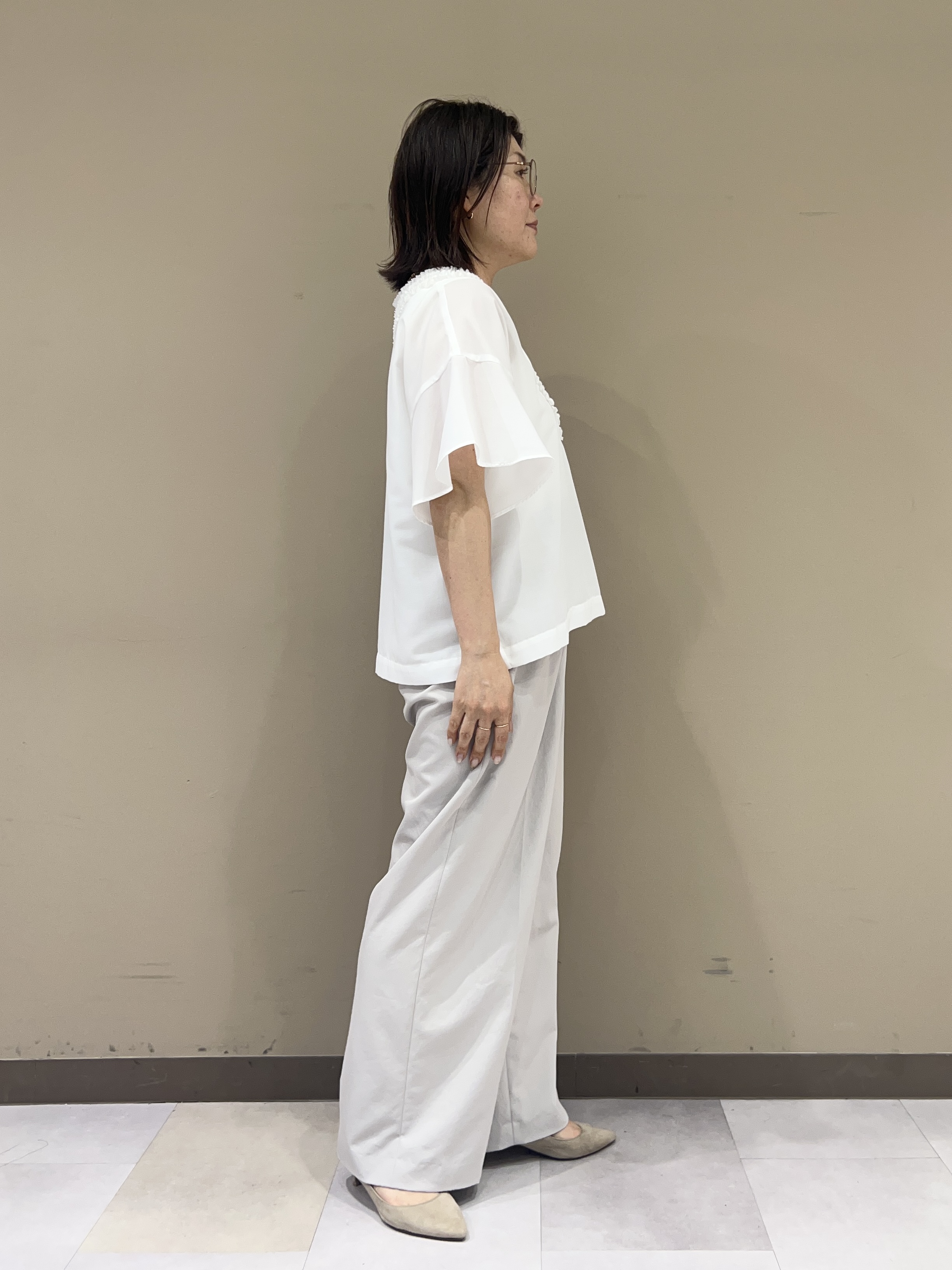 fukuさんの「UNTITLED｜【接触冷感/通気性/洗える】Vネックフリルブラウス」を使ったコーディネート