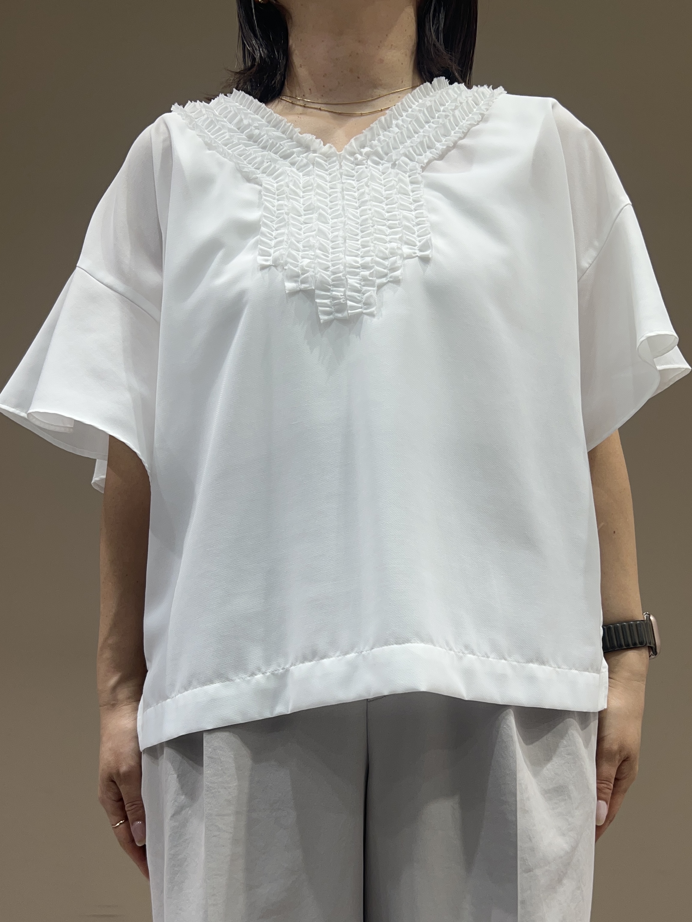 fukuさんの「UNTITLED｜【接触冷感/通気性/洗える】Vネックフリルブラウス」を使ったコーディネート