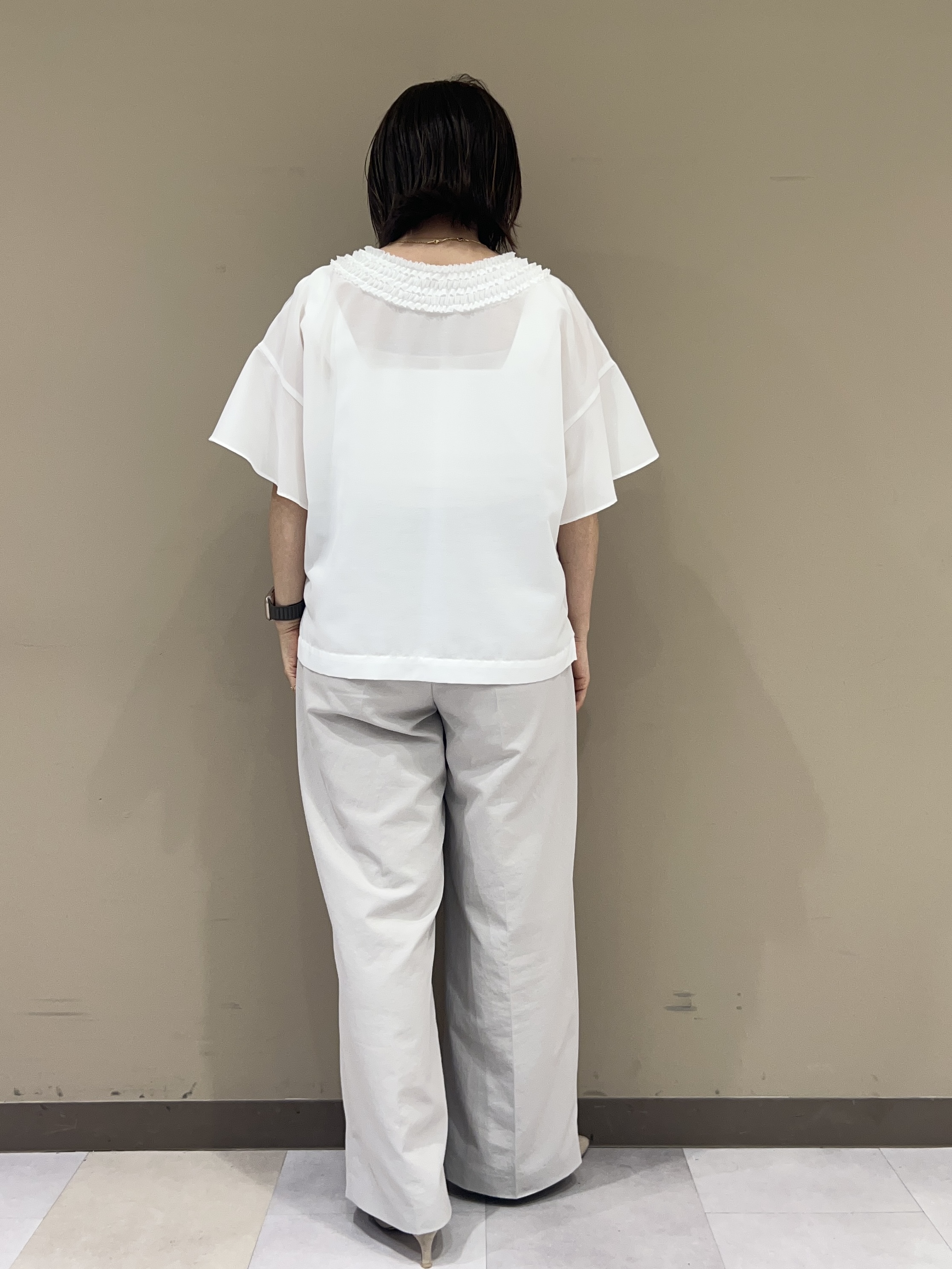 fukuさんの「UNTITLED｜【接触冷感/通気性/洗える】Vネックフリルブラウス」を使ったコーディネート