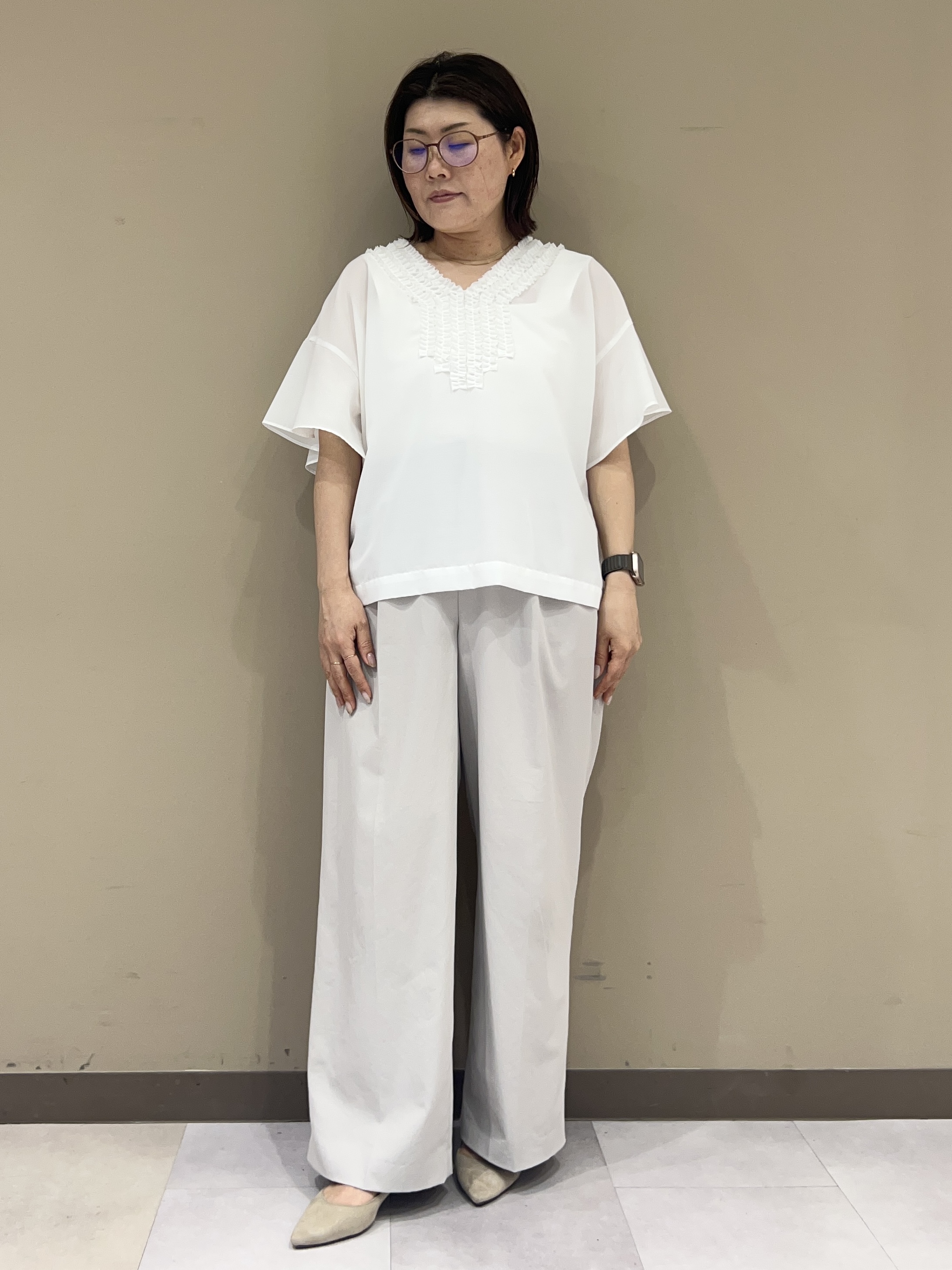 fukuさんの「UNTITLED｜【接触冷感/通気性/洗える】Vネックフリルブラウス」を使ったコーディネート