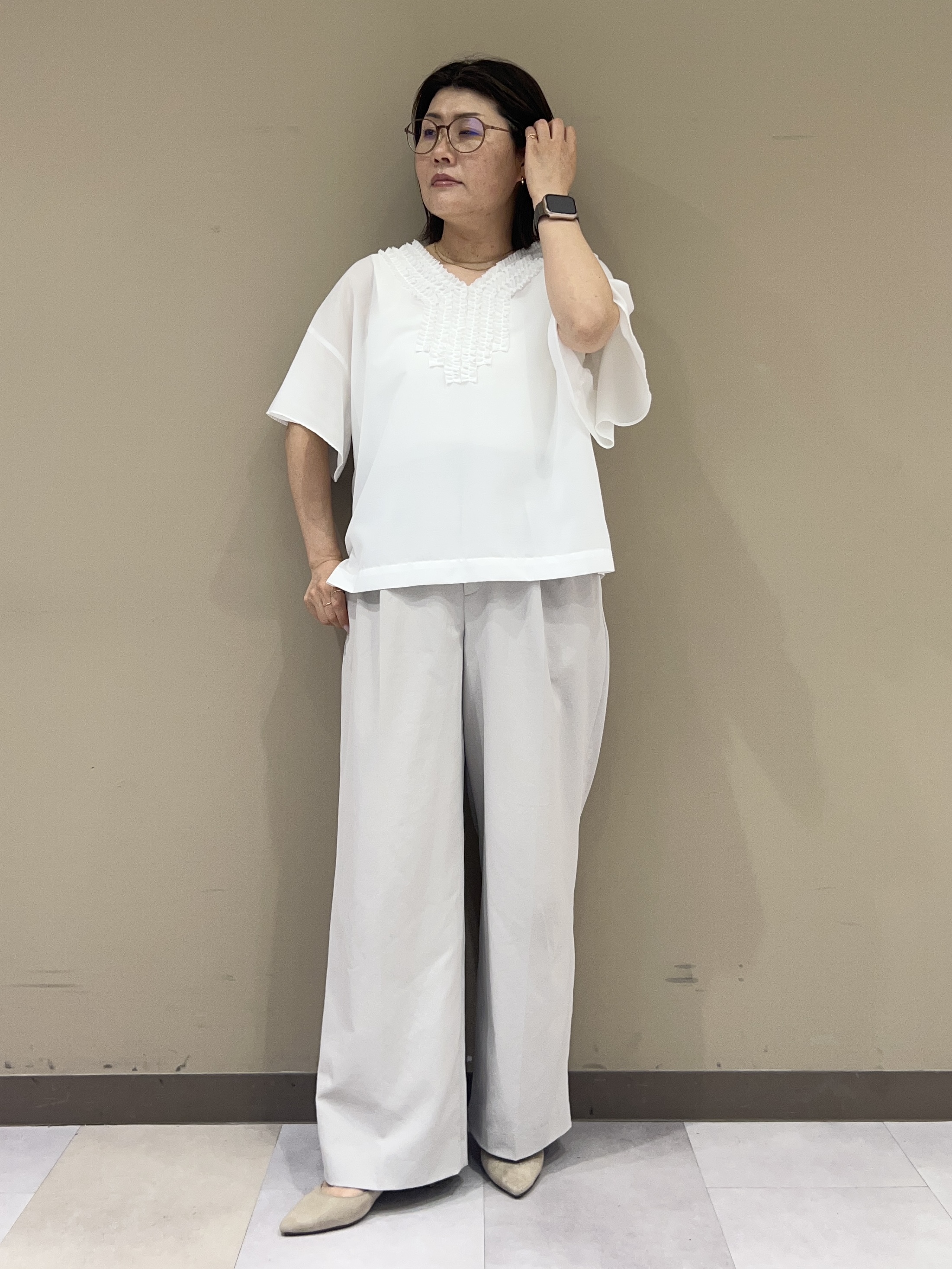fukuさんの「UNTITLED｜【接触冷感/通気性/洗える】Vネックフリルブラウス」を使ったコーディネート