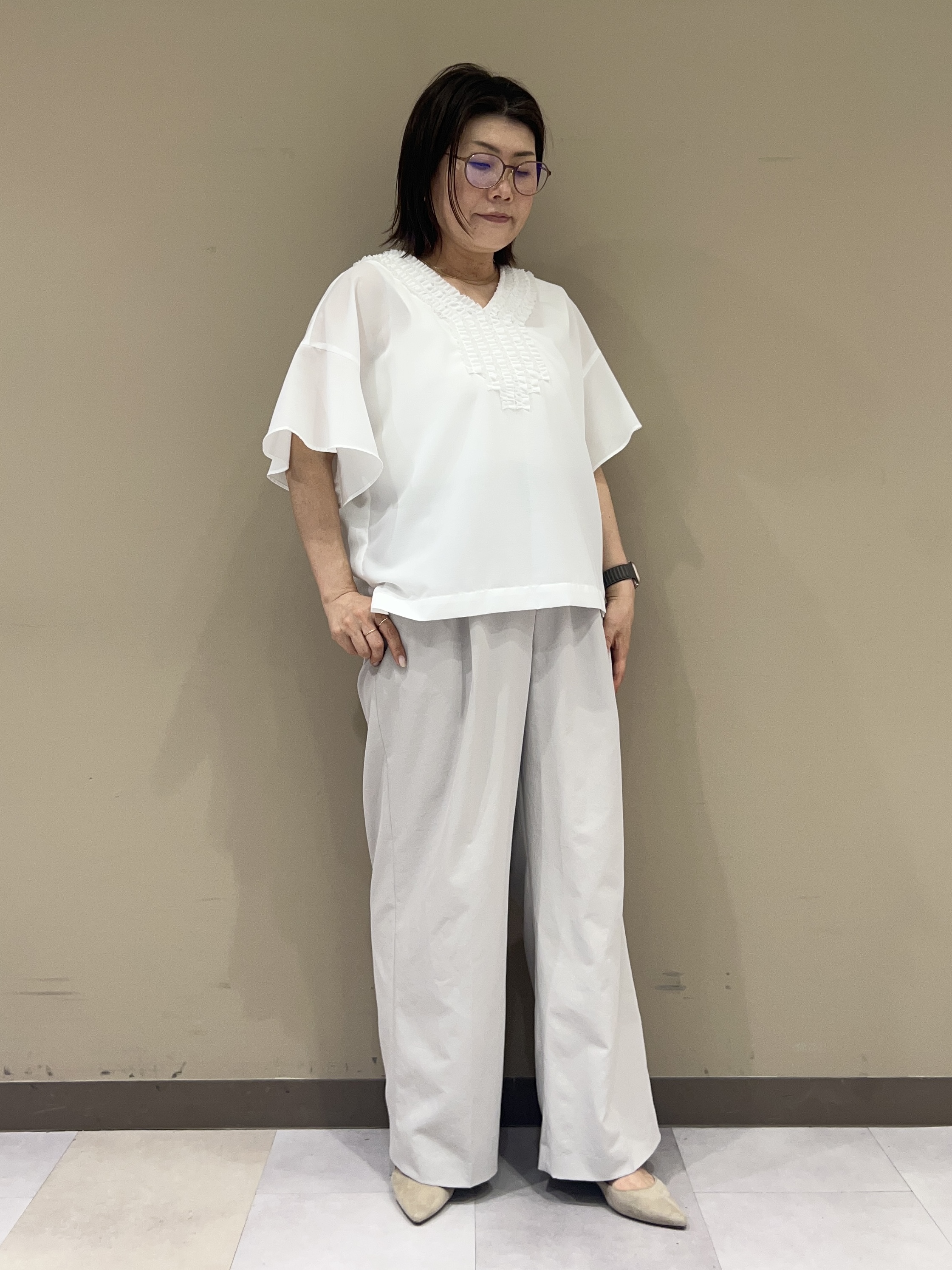 fukuさんの「UNTITLED｜【接触冷感/通気性/洗える】Vネックフリルブラウス」を使ったコーディネート