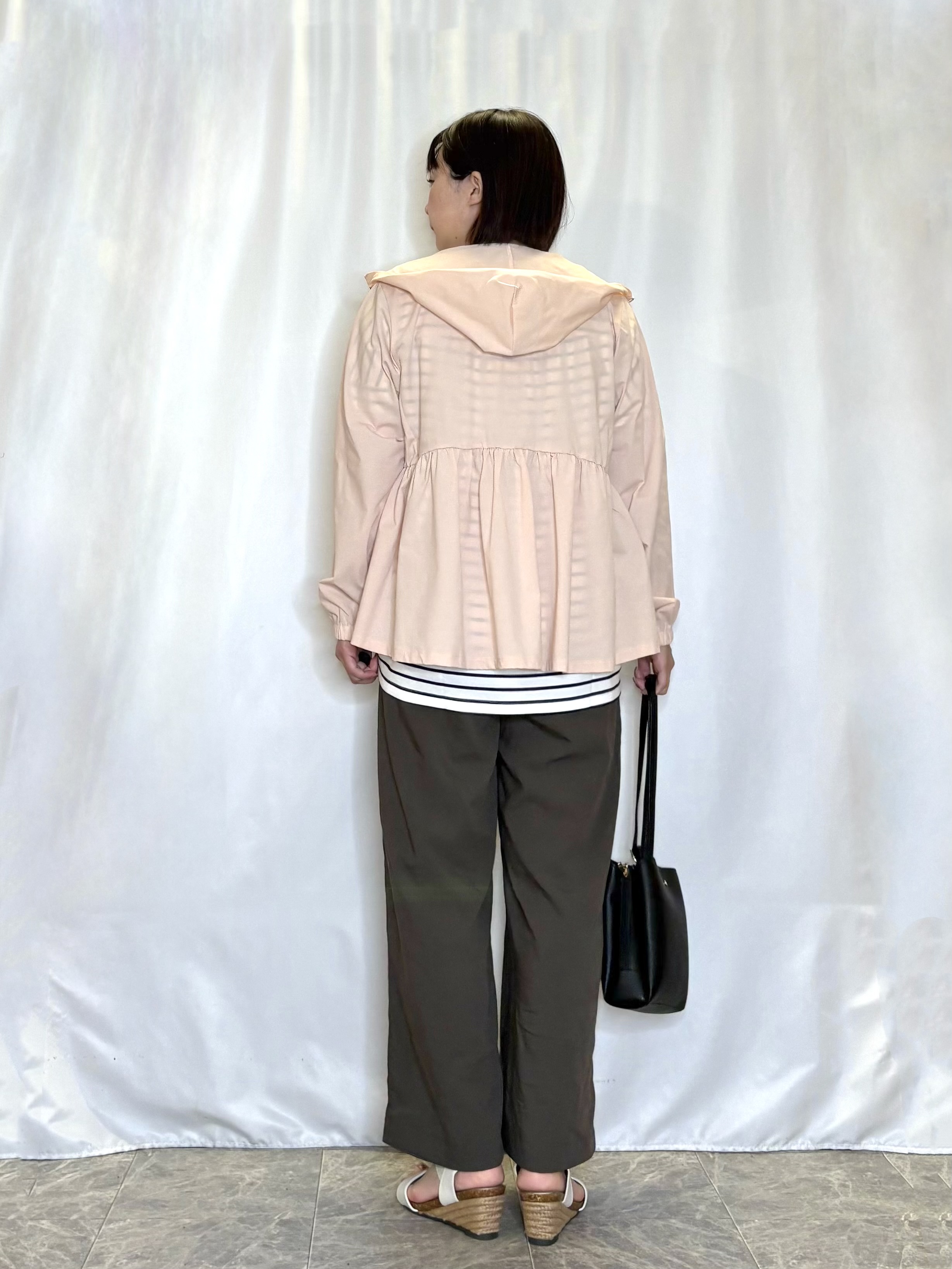 ネリさんの「SHOO･LA･RUE｜【ひんやり/S-LL/体型カバー】ペプラムフリルとゴールドパーツが女性らしい UVパーカ」を使ったコーディネート