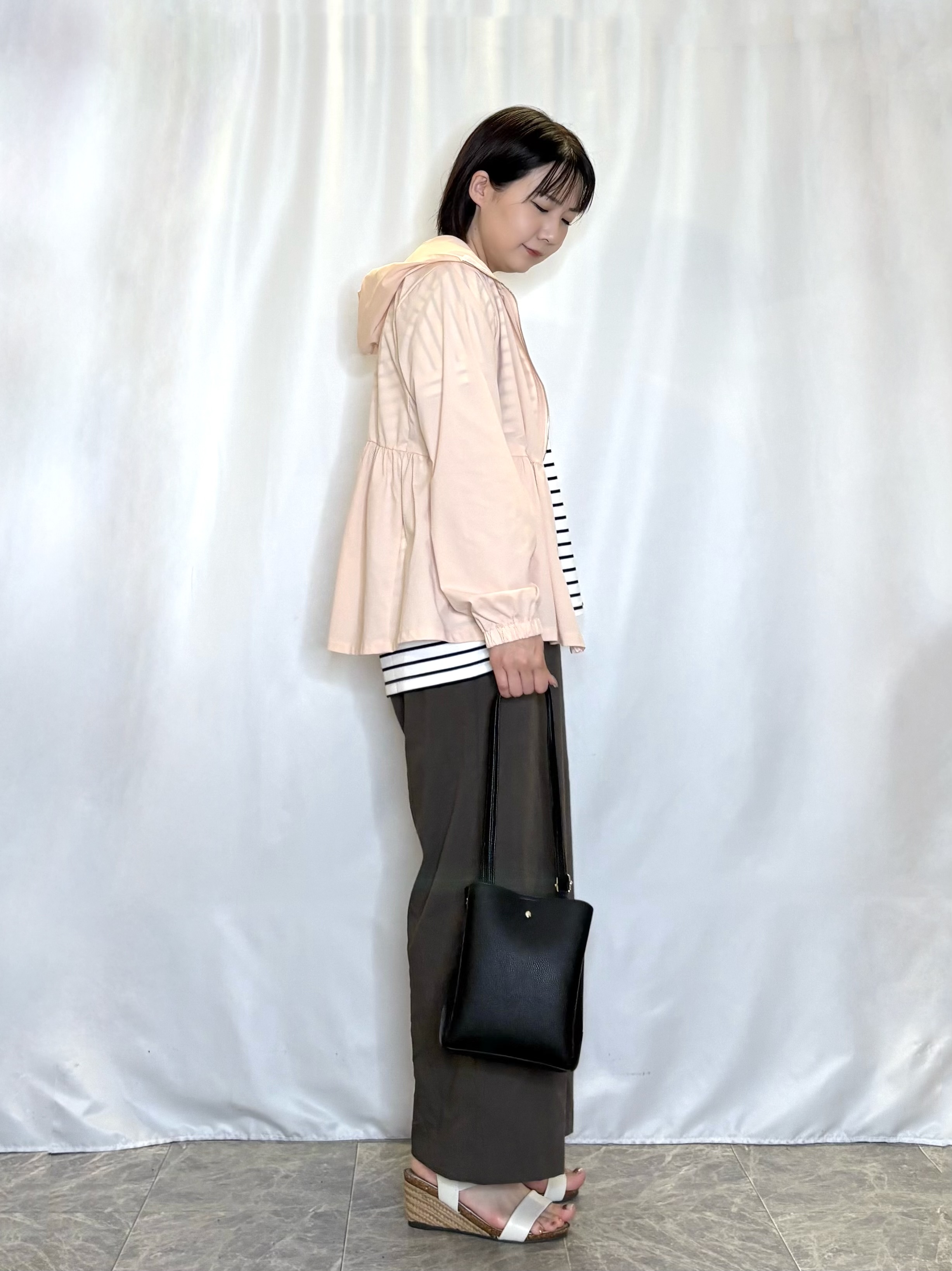 ネリさんの「SHOO･LA･RUE｜【ひんやり/S-LL/体型カバー】ペプラムフリルとゴールドパーツが女性らしい UVパーカ」を使ったコーディネート