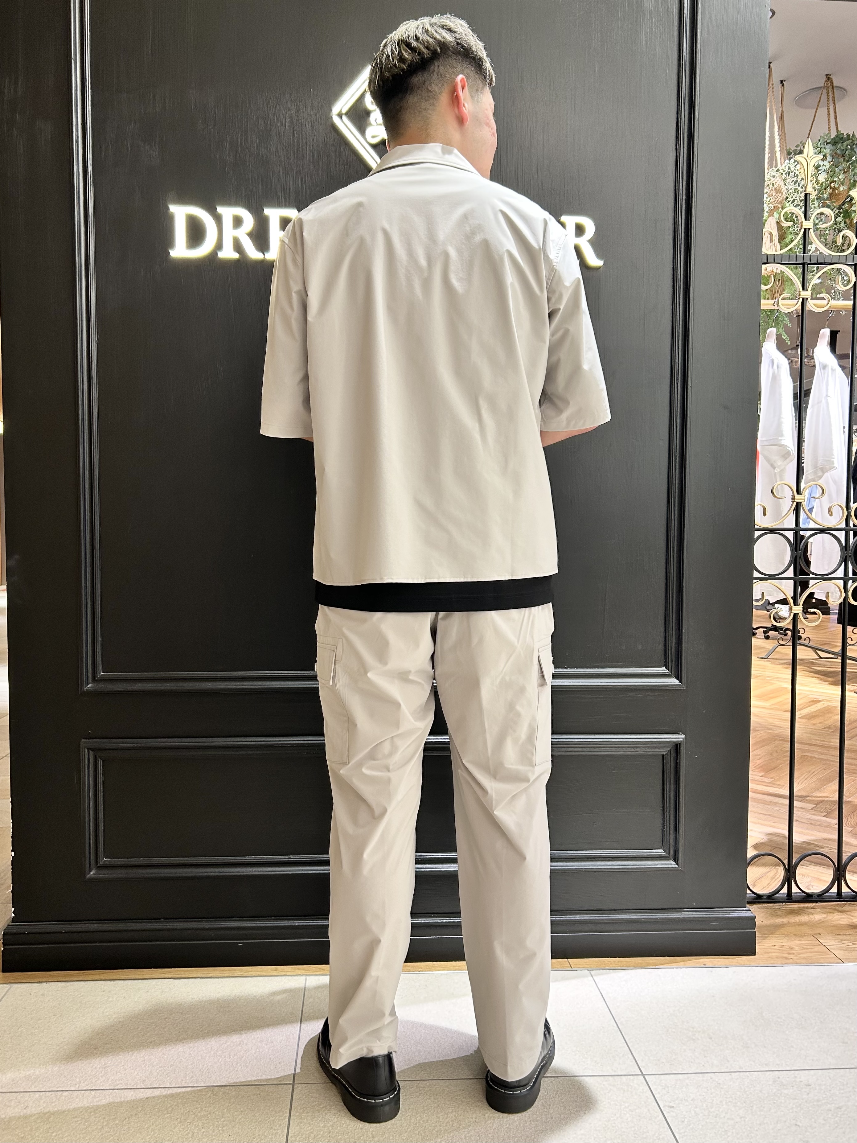千葉亮太さんの「DRESSTERIOR｜【セットアップ可/撥水/クールタッチ素材】SOLOTEX 4WAYストレッチオープンカラーシャツ」を使ったコーディネート