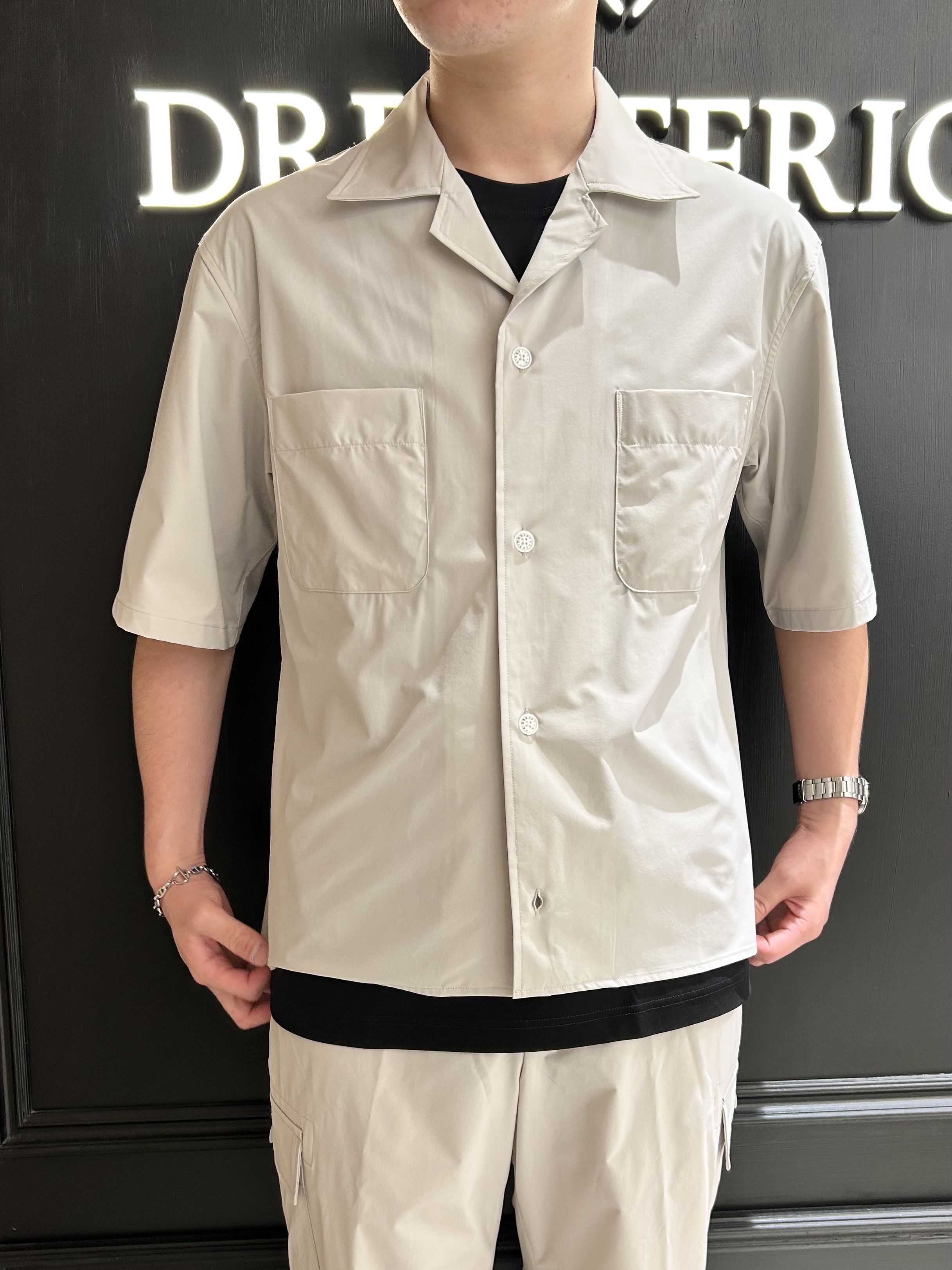 千葉亮太さんの「DRESSTERIOR｜【セットアップ可/撥水/クールタッチ素材】SOLOTEX 4WAYストレッチオープンカラーシャツ」を使ったコーディネート