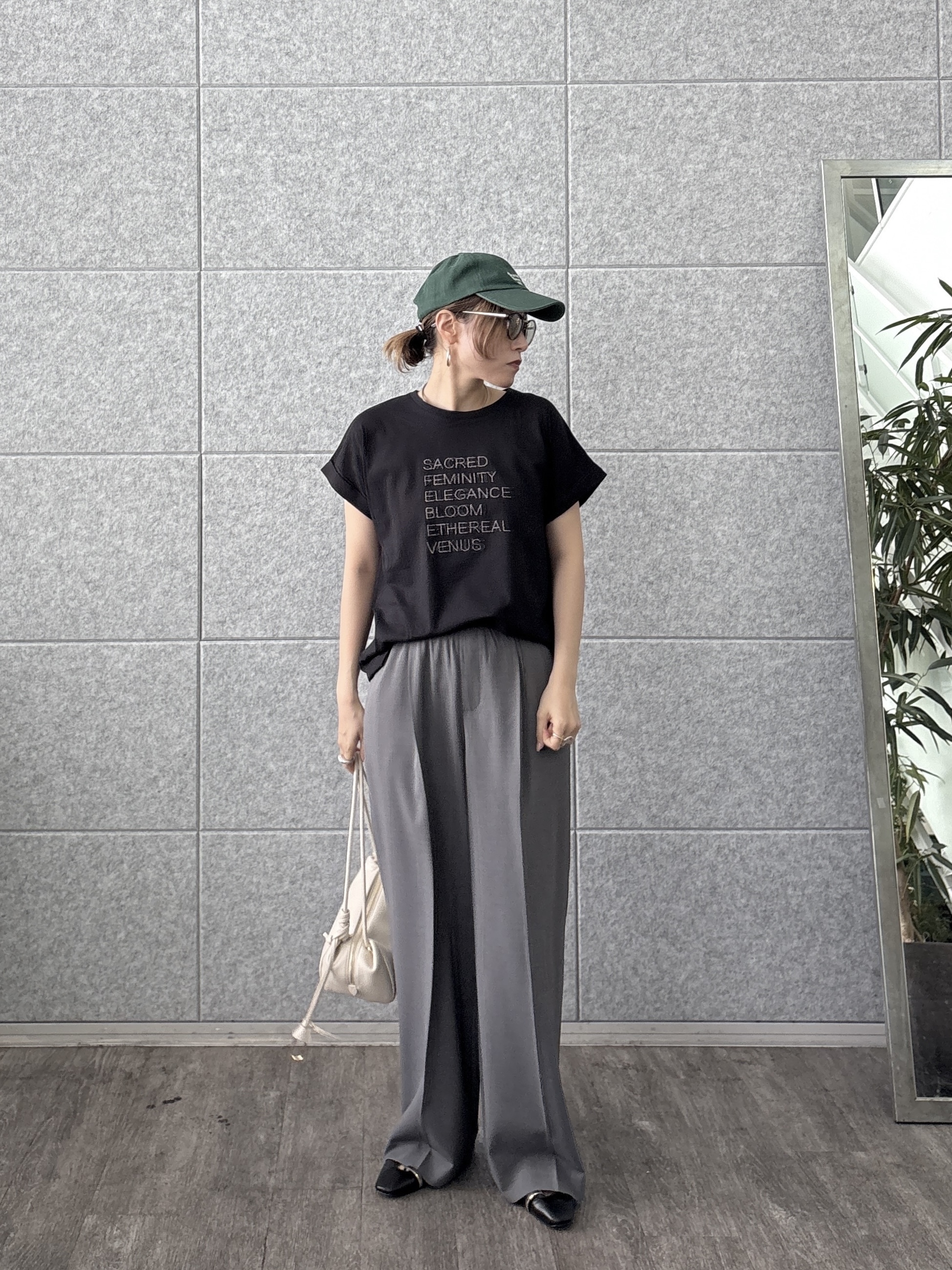 kotakiさんの「INDIVI｜刺繍フレーズTシャツ【再入荷】」を使ったコーディネート