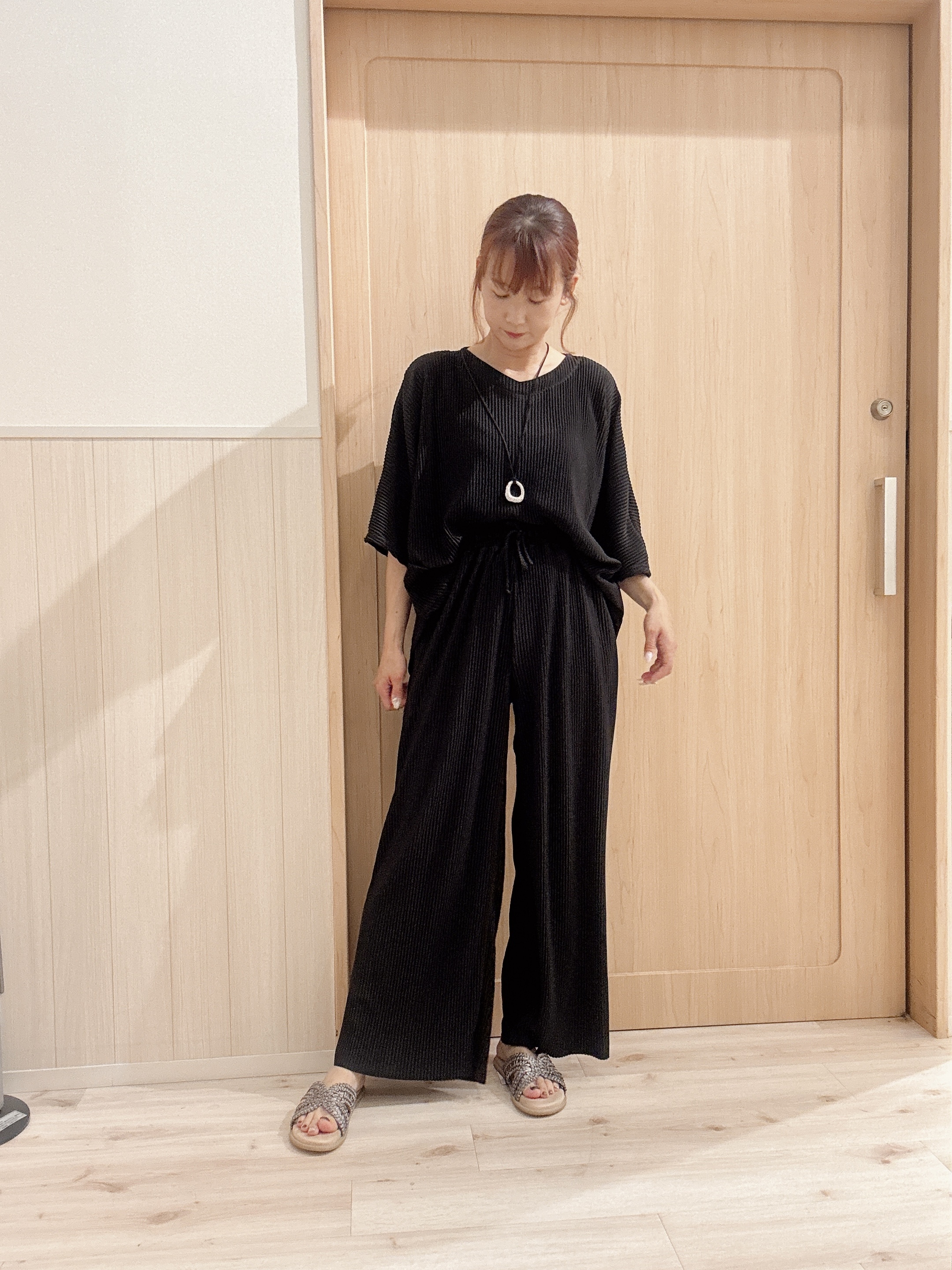 モカさんの「SHOO･LA･RUE｜【洗濯機可/体型カバー】上品ラメがきらめく シアーポンチョ風カーディガン」を使ったコーディネート