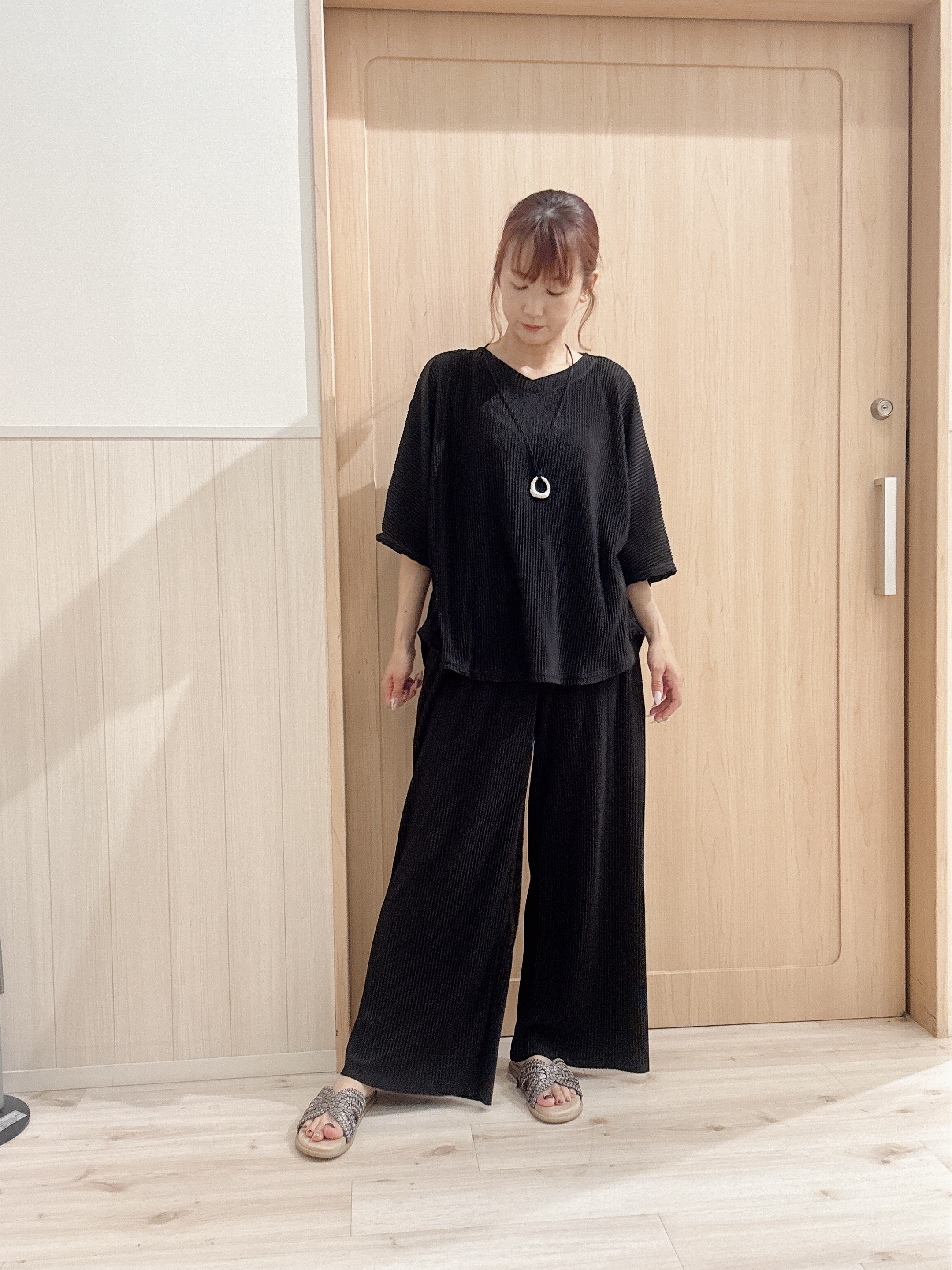 モカさんの「SHOO･LA･RUE｜【洗濯機可/体型カバー】上品ラメがきらめく シアーポンチョ風カーディガン」を使ったコーディネート