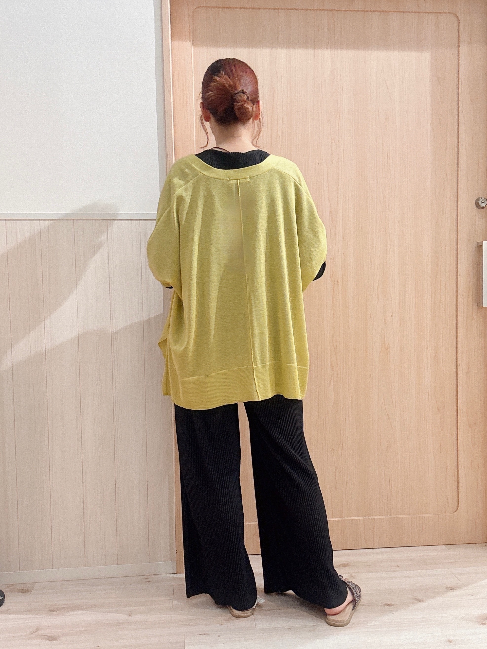モカさんの「SHOO･LA･RUE｜【洗濯機可/体型カバー】上品ラメがきらめく シアーポンチョ風カーディガン」を使ったコーディネート