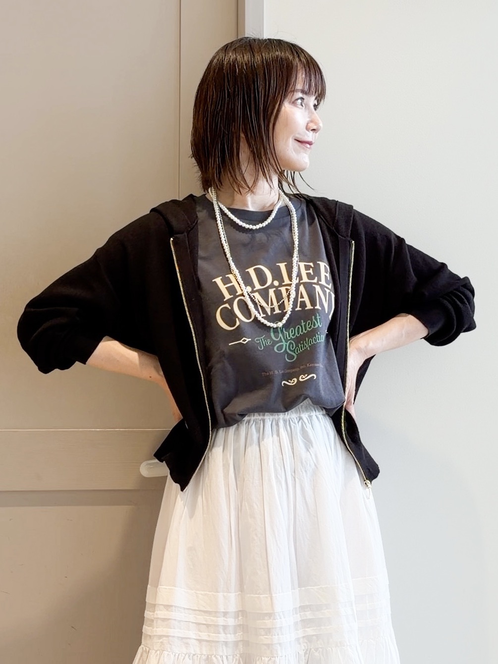 yamakoさんの「grove｜【洗濯機OK・UVカット】大人の抜け感、シアーニットフードパーカ」を使ったコーディネート