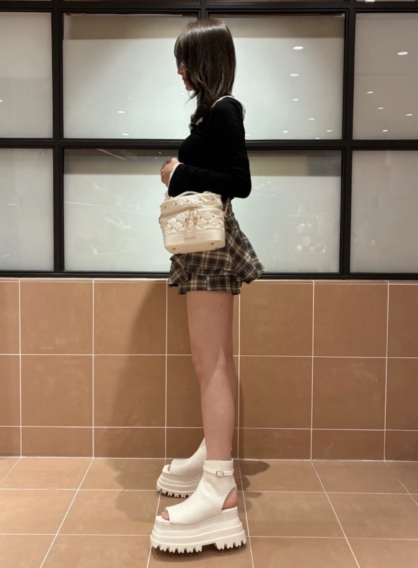 Arisaさんの「ESPERANZA｜ボリューム厚底ブーツサンダル」を使ったコーディネート