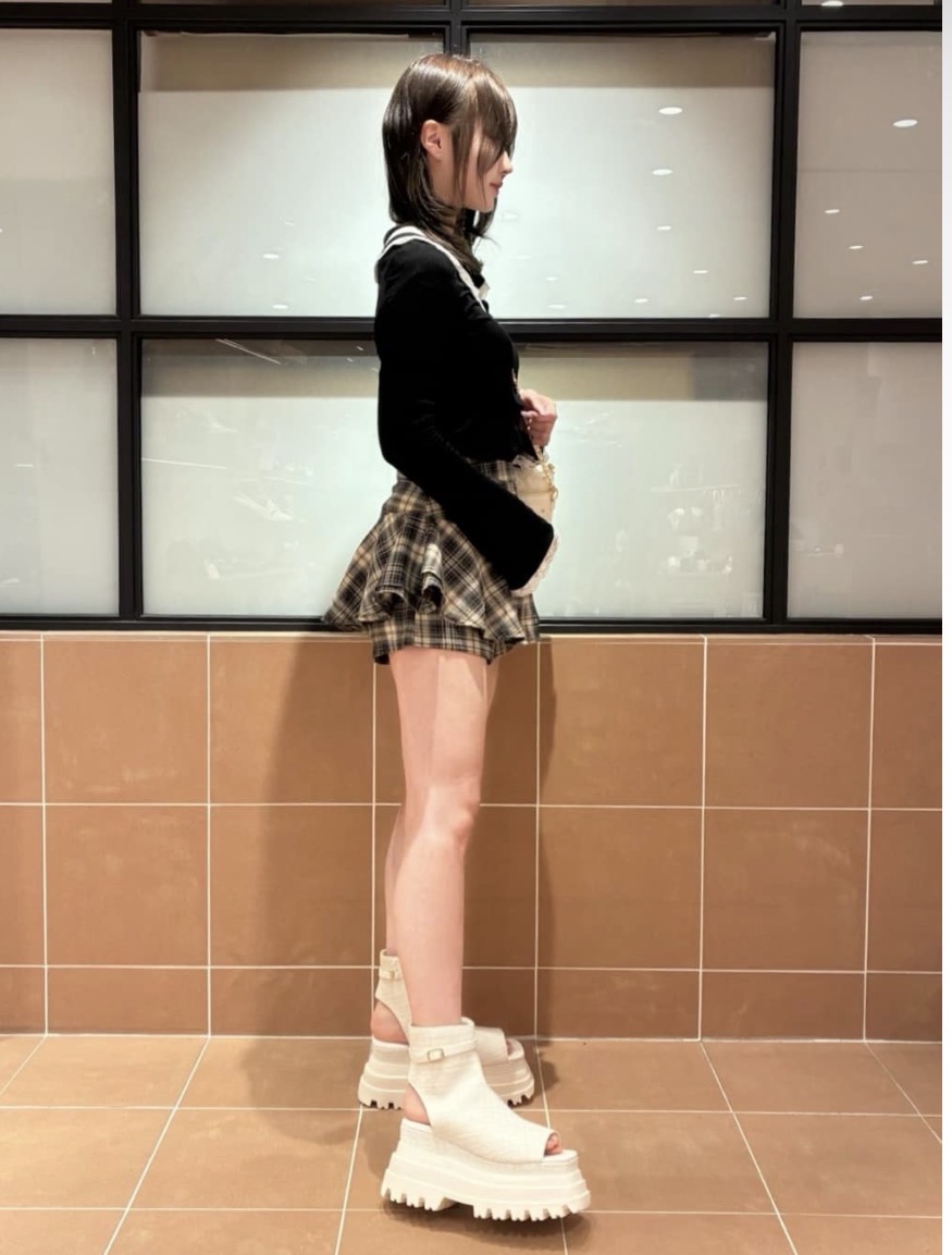 Arisaさんの「ESPERANZA｜ボリューム厚底ブーツサンダル」を使ったコーディネート