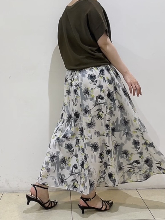 watanabeさんの「UNTITLED｜【11色展開/体型カバー】前後2WAYフレンチスリーブニット」を使ったコーディネート