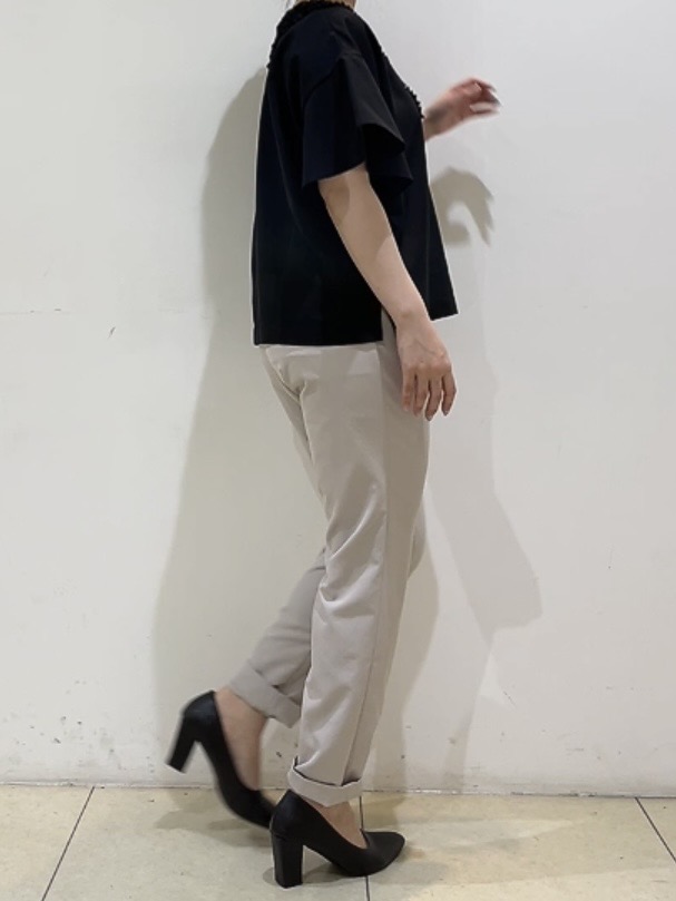 watanabeさんの「UNTITLED｜【接触冷感/通気性/洗える】Vネックフリルブラウス」を使ったコーディネート