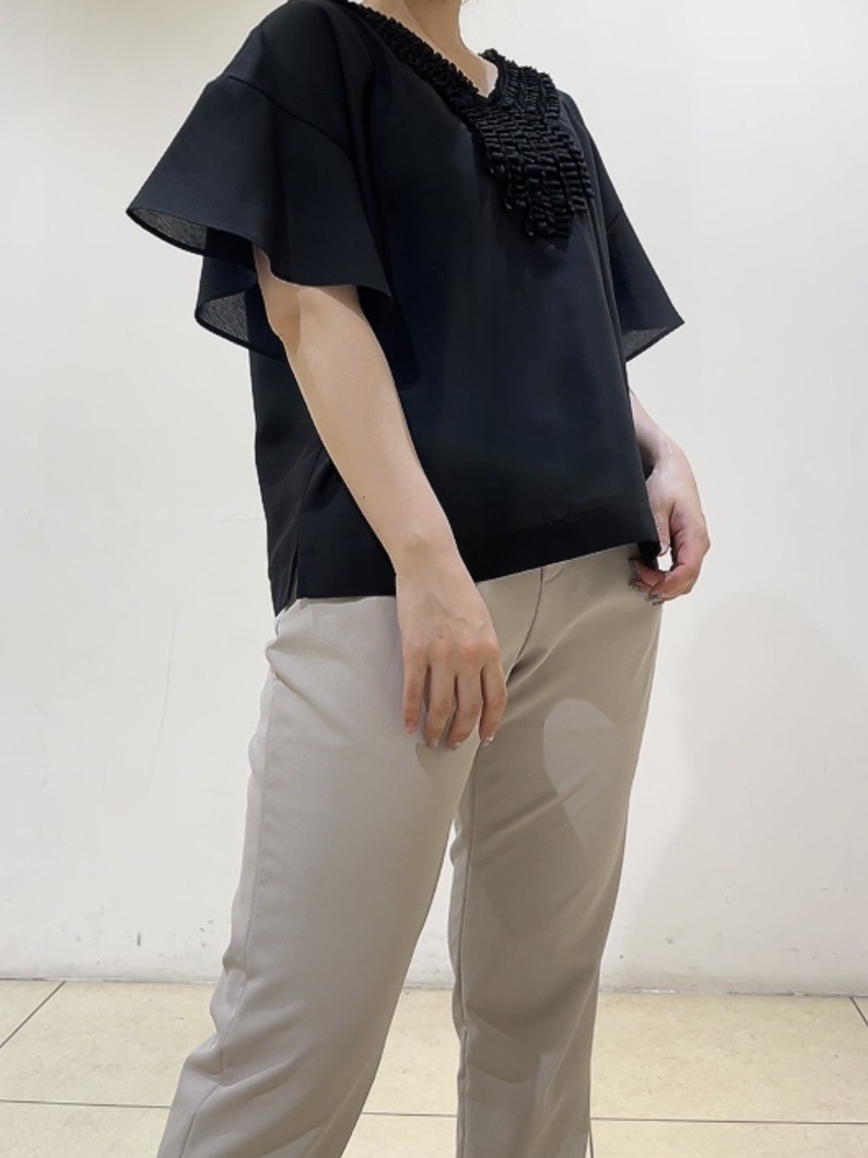 watanabeさんの「UNTITLED｜【接触冷感/通気性/洗える】Vネックフリルブラウス」を使ったコーディネート