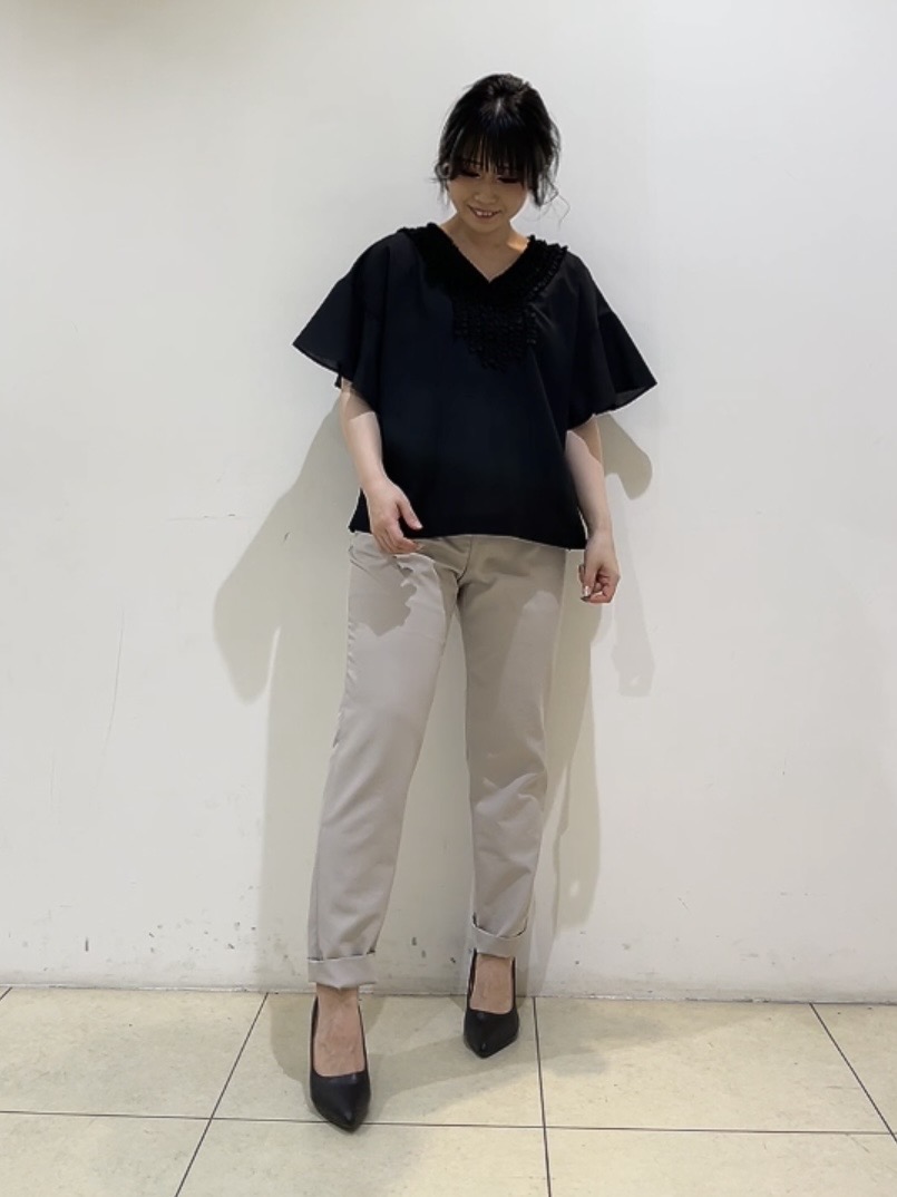 watanabeさんの「UNTITLED｜【接触冷感/通気性/洗える】Vネックフリルブラウス」を使ったコーディネート