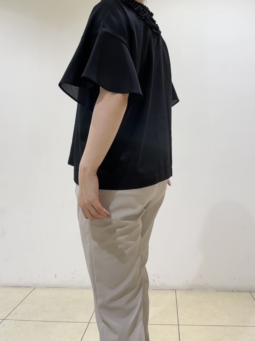 watanabeさんの「UNTITLED｜【接触冷感/通気性/洗える】Vネックフリルブラウス」を使ったコーディネート