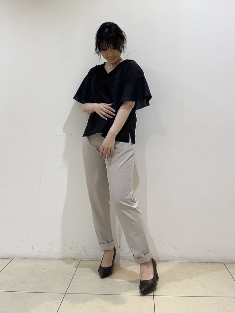 watanabeさんの「UNTITLED｜【接触冷感/通気性/洗える】Vネックフリルブラウス」を使ったコーディネート