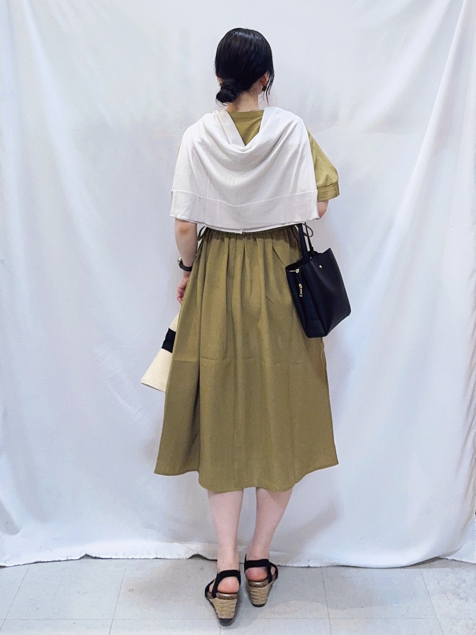 𝐇𝐢𝐫𝐨𝐦𝐢さんの「SHOO･LA･RUE｜【洗濯機可/体型カバー】ウエストシャーリングでお腹周りが気にならない 麻調スキッパー脇リボンワンピー」を使ったコーディネート