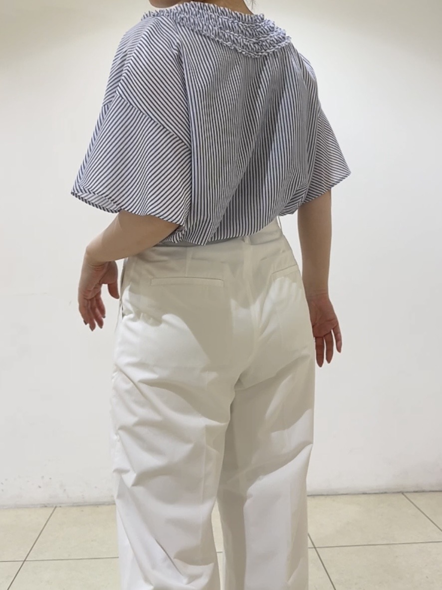 watanabeさんの「UNTITLED｜【接触冷感/通気性/洗える】Vネックフリルブラウス」を使ったコーディネート