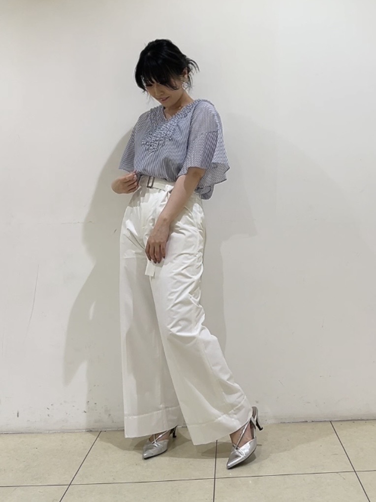 watanabeさんの「UNTITLED｜【接触冷感/通気性/洗える】Vネックフリルブラウス」を使ったコーディネート