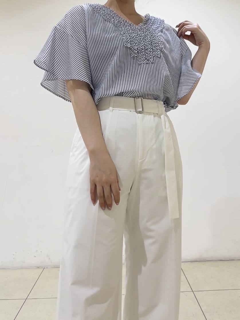 watanabeさんの「UNTITLED｜【接触冷感/通気性/洗える】Vネックフリルブラウス」を使ったコーディネート