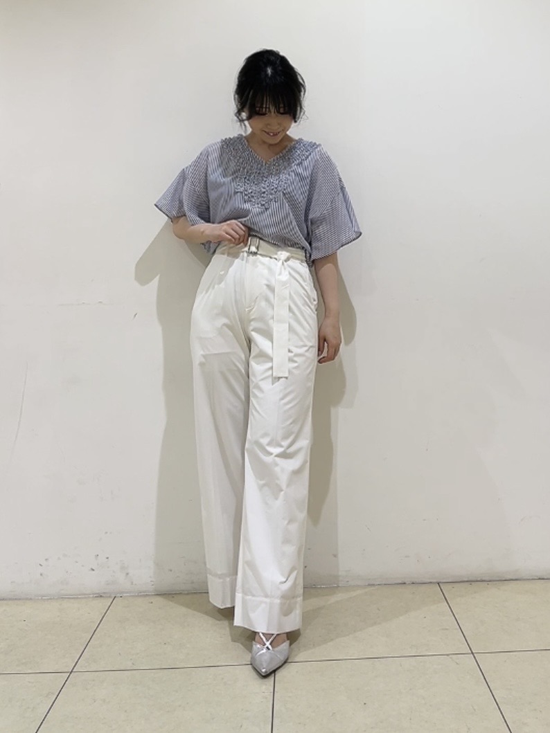 watanabeさんの「UNTITLED｜【接触冷感/通気性/洗える】Vネックフリルブラウス」を使ったコーディネート