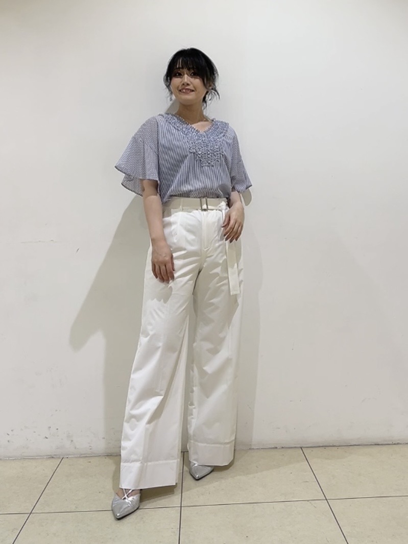 watanabeさんの「UNTITLED｜【接触冷感/通気性/洗える】Vネックフリルブラウス」を使ったコーディネート