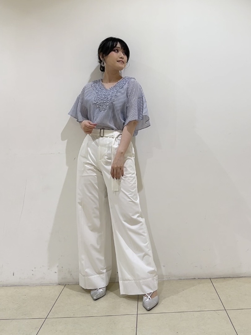 watanabeさんの「UNTITLED｜【接触冷感/通気性/洗える】Vネックフリルブラウス」を使ったコーディネート