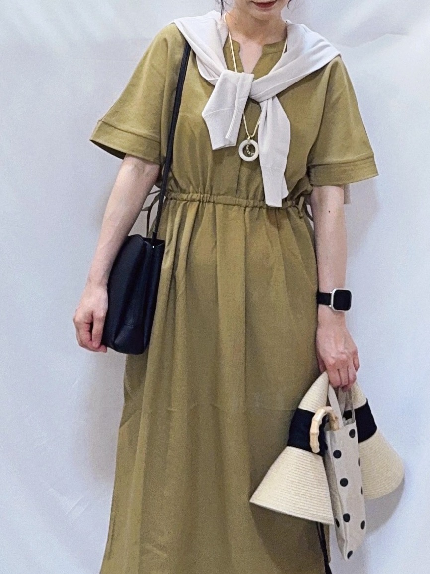 𝐇𝐢𝐫𝐨𝐦𝐢さんの「SHOO･LA･RUE｜【洗濯機可/体型カバー】ウエストシャーリングでお腹周りが気にならない 麻調スキッパー脇リボンワンピー」を使ったコーディネート